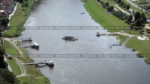 Паромная переправа в Ратене. Германия. Лето. Ferry crossing in Rathen. Germany. Summer. Стоковое видео, видеограф Горшков Александр / Фотобанк Лори