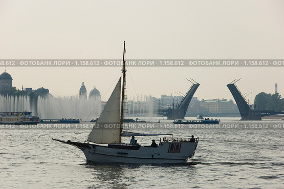 Парусник на Неве. Фонтан и Биржевой мост. Санкт-Петербург (2007 год). Редакционное фото, фотограф Пётр Соболев / Фотобанк Лори