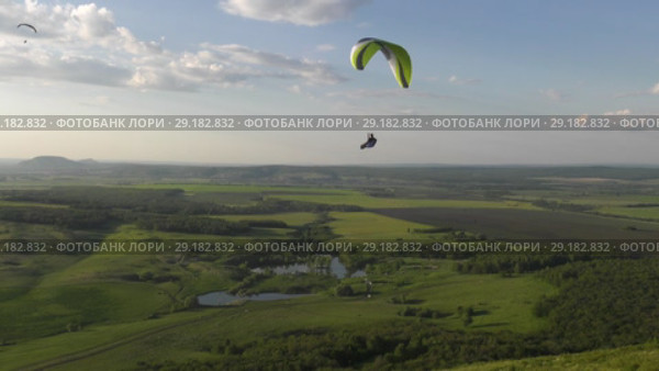 Парящие парапланеристы. Flying paragliders. Стоковое видео, видеограф Евгений Романов / Фотобанк Лори