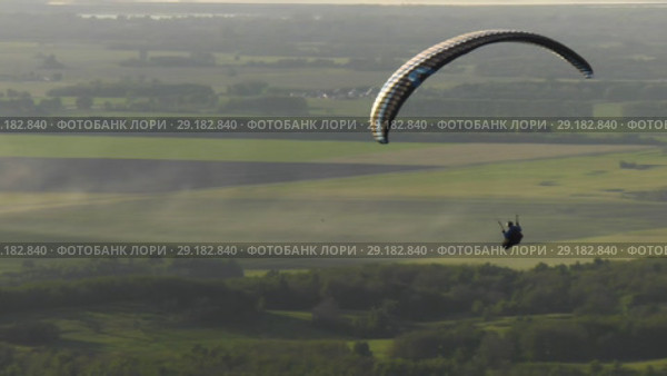 Парящие парапланеристы. Flying paragliders. Стоковое видео, видеограф Евгений Романов / Фотобанк Лори