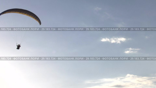 Парящие парапланеристы. Flying paragliders. Стоковое видео, видеограф Евгений Романов / Фотобанк Лори