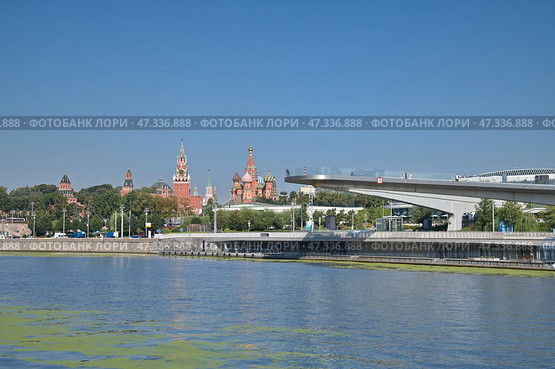 "Парящий мост" на фоне башен Московского Кремля и храма Василия Блаженного. Москворецкая набережная, природно-ландшафтный парк "Зарядье". Москва, Россия (2024 год). Редакционное фото, фотограф Елена Коромыслова / Фотобанк Лори