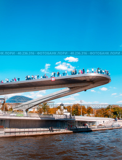 Парящий мост в парке «Зарядье» над Москвой рекой с туристами (2022 год). Редакционное фото, фотограф Оксана / Фотобанк Лори