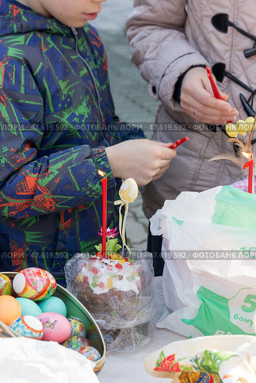 Пасхальный куличи и крашеные яйца подготовлены для освящения накануне праздника Святой Пасхи - Стоковое фото, фотограф Татьяна Васильева / Фотобанк Лори