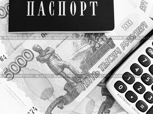 Паспорт, калькулятор, купюры по 5000 рублей в черно-белом цвете (просрочка, долги, серая зарплата) Стоковое фото, фотограф Ольга Дерябина / Фотобанк Лори