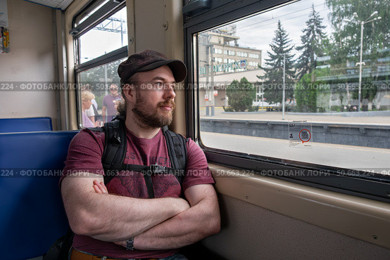 Пассажир пригородного поезда, стоящего  на станции города Пятигорск. Редакционное фото, фотограф Лариса Веселова / Фотобанк Лори