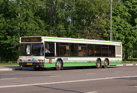 Пассажирский автобус у обочины (2013 год). Редакционное фото, фотограф Павел Кричевцов / Фотобанк Лори