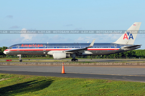 Пассажирский B-757-200 авиакомпании American Airlines (2012 год). Редакционное фото, фотограф Александр Тарасенков / Фотобанк Лори
