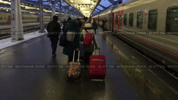 Пассажиры идут с чемоданами по перрону Московского вокзала, Санкт-Петербург (2020 год). Редакционное видео, видеограф Кекяляйнен Андрей / Фотобанк Лори