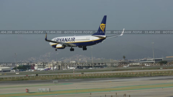 Passenger airliner Ryanair Boeing 737-8AS with EI-DCP registration number on final approach to El Prat Airport (2020 год). Редакционное видео, видеограф Яков Филимонов / Фотобанк Лори