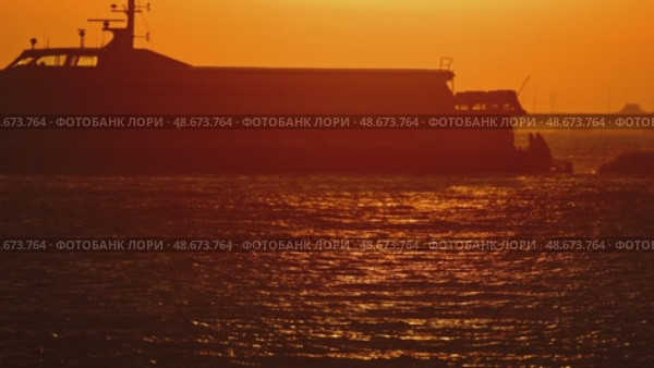 Passenger ferry sailing at sunset near bridge. Стоковое видео, видеограф Константин Шишкин / Фотобанк Лори