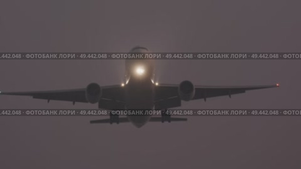 Passenger plane landing at night. Стоковое видео, видеограф Михаил Коханчиков / Фотобанк Лори
