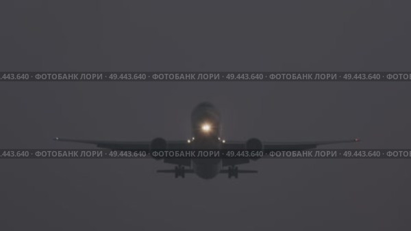 Passenger plane landing at night. Стоковое видео, видеограф Михаил Коханчиков / Фотобанк Лори