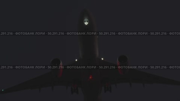 Passenger plane landing at night. Стоковое видео, видеограф Михаил Коханчиков / Фотобанк Лори
