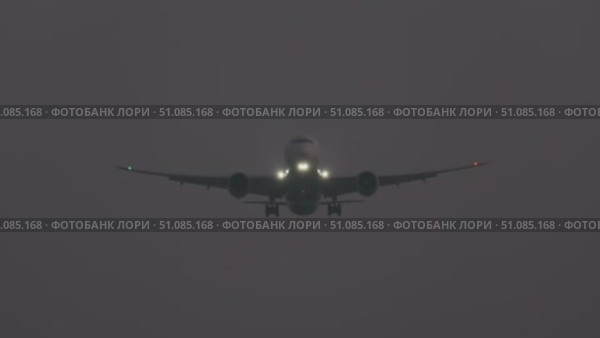 Passenger plane landing at night. Стоковое видео, видеограф Михаил Коханчиков / Фотобанк Лори