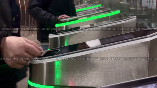 Passengers pay their fare at the turnstiles at the entrance to the metro station. Стоковое видео, видеограф Ярославский Максим / Фотобанк Лори