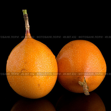 Passion fruit maracuja granadilla on black background. Стоковое фото, агентство Ingram Publishing / Фотобанк Лори
