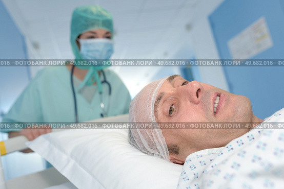 patient being pushed by emergency medical professionals. Стоковое фото, агентство Ingram Publishing / Фотобанк Лори