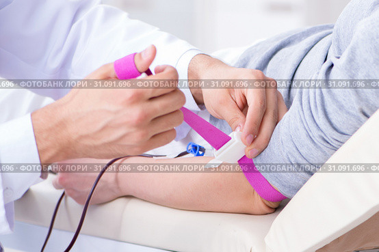 Patient getting blood transfusion in hospital clinic. Стоковое фото, фотограф Elnur / Фотобанк Лори