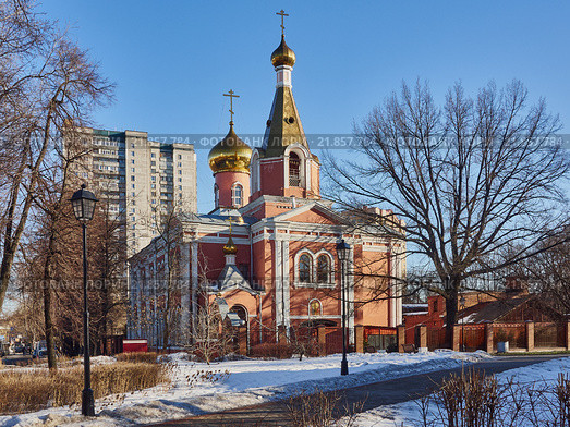 Патриаршее подворье - храм Воскресения Христова на бывшем Семеновском кладбище (2016 год). Стоковое фото, фотограф Михаил Широков / Фотобанк Лори