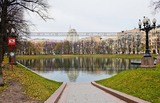 Патриаршие пруды. Поздняя осень, пасмурно. Москва. Россия (2023 год). Редакционное фото, фотограф E. O. / Фотобанк Лори