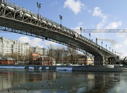 Патриарший мост (2010 год). Стоковое фото, фотограф Ольга Пашкова / Фотобанк Лори