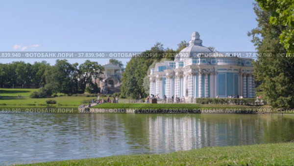 Pavilion Grotto on the shore of the Great Pond in Alexandrovsky Park in Pushkin (2018 год). Стоковое видео, видеограф Ирина Мойсеева / Фотобанк Лори
