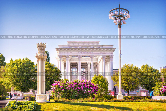 Павильон 2 Робостанция и сирень, ВДНХ, Москва (2023 год). Стоковое фото, фотограф Baturina Yuliya / Фотобанк Лори