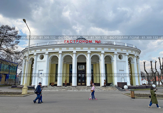 Павильон "Гастроном № 1" на ВДНХ, Москва (2023 год). Редакционное фото, фотограф Мария Кылосова / Фотобанк Лори