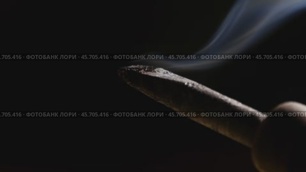 Паяльник дымит на чёрном фоне. Стоковое видео, видеограф Семён Прудий / Фотобанк Лори