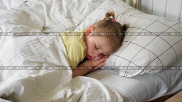 Peaceful adorable baby sleeping on a bed at home. Slumbering little child. Two years old girl sleeps peaceful at domestic room interior background. Serene dream. Cute face close up. Deep kid slumber. Стоковое видео, видеограф Марина Демидюк / Фотобанк Лори