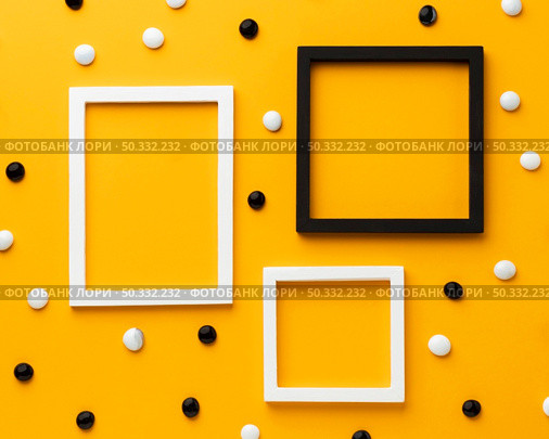 pebbles yellow background top view. High resolution photo. pebbles yellow background top view. High quality photo. Стоковое фото, агентство Ingram Publishing / Фотобанк Лори