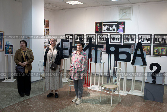Педагоги художественной школы искусств в Балашихинской картинной галерее. Редакционное фото, фотограф Дмитрий Неумоин / Фотобанк Лори