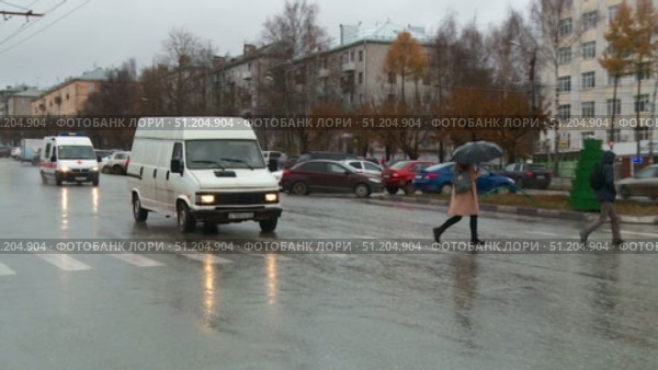 pedestrians do not give way to the ambulance in Russia. Стоковое видео, видеограф Алексей Сергеев / Фотобанк Лори