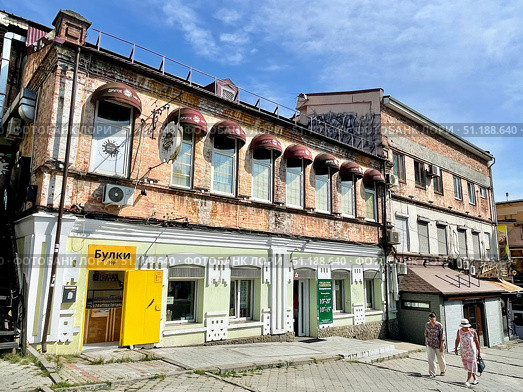 Пекарня "Булки" в историческом здании по адресу: город Владивосток, улица Адмирала Фокина, дом 16 А. Редакционное фото, фотограф Овчинникова Ирина / Фотобанк Лори