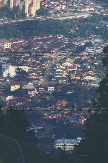 Penang Island & Mainland Penang overview from Penang Hill at Dawn with City lights. Стоковое фото, агентство Ingram Publishing / Фотобанк Лори