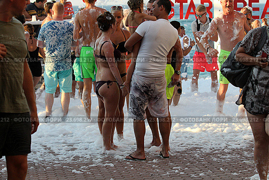Пенная дискотека на пляже Star Beach. Крит. Греция (2016 год). Редакционное фото, фотограф Алексей Сварцов / Фотобанк Лори