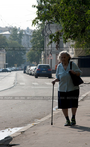 Пенсионерка на улице. Садовнический проезд. Москва (2008 год). Редакционное фото, фотограф Юрий Синицын / Фотобанк Лори