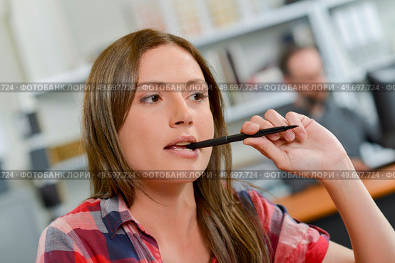 pensive woman in the office. Стоковое фото, агентство Ingram Publishing / Фотобанк Лори