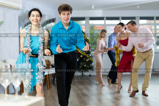 People dancing foxtrot during Christmas or New Year celebration. Стоковое фото, фотограф Яков Филимонов / Фотобанк Лори
