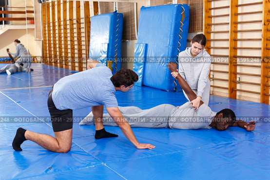 People fighting with coach at gym. Стоковое фото, фотограф Яков Филимонов / Фотобанк Лори