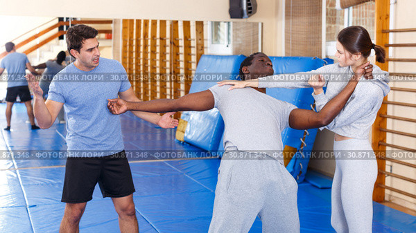 People fighting with coach at gym. Стоковое фото, фотограф Яков Филимонов / Фотобанк Лори