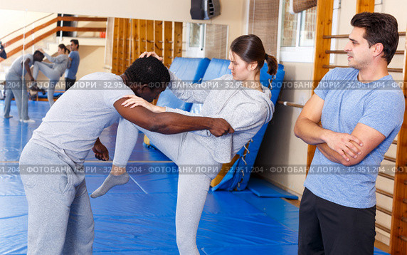 People fighting with coach at gym. Стоковое фото, фотограф Яков Филимонов / Фотобанк Лори