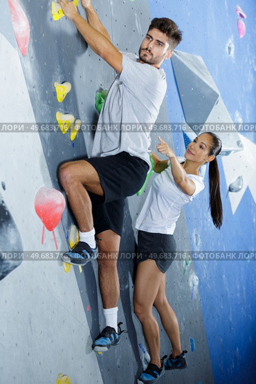 people going up a wall. Стоковое фото, агентство Ingram Publishing / Фотобанк Лори