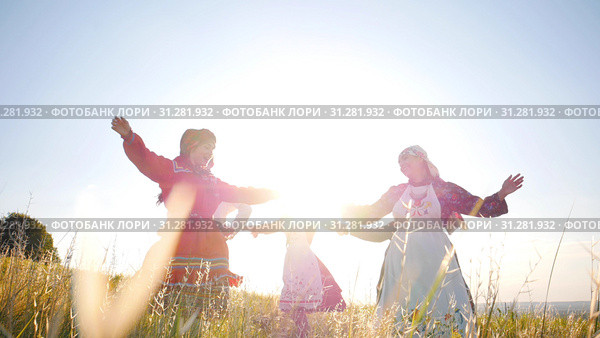 People in traditional russian clothes walking in a circle, sing and having fun - bright daylight. Стоковое фото, фотограф Константин Шишкин / Фотобанк Лори
