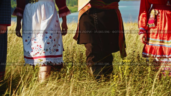 People in traditional russian clothes walking on the high grass. Стоковое видео, видеограф Константин Шишкин / Фотобанк Лори