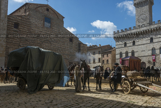 People with horse carts on street, Montepulciano, Siena, Tuscany, Italy. Стоковое фото, агентство Ingram Publishing / Фотобанк Лори
