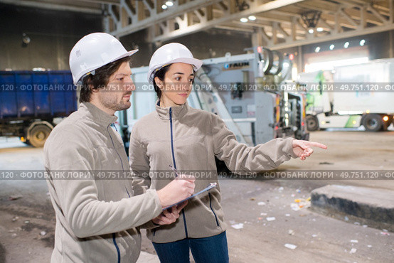 people working in a recycling factory. Стоковое фото, агентство Ingram Publishing / Фотобанк Лори
