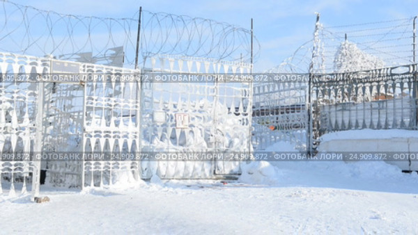 Передвижение по колонии строгого режима. Типичный тюремный пейзаж. Исправительная система Россия УФСИН. Стоковое видео, видеограф Mikhail Erguine / Фотобанк Лори