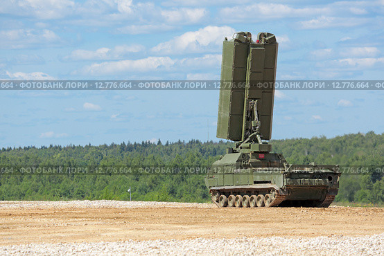 Передвижная радиолокационная станция из семейства ЗРК С-300 на Международном военно-техническом форуме "Армия-2015" на полигоне "Алабино" в Московской области. Редакционное фото, фотограф Игорь Долгов / Фотобанк Лори
